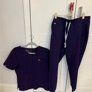 Figs Women's Medium Petite Scrub Set in Purple Jam